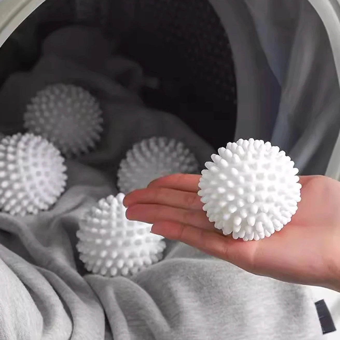 Efficient Anti-Winding Laundry Balls for Cleaner Clothes - Dyno Pixels