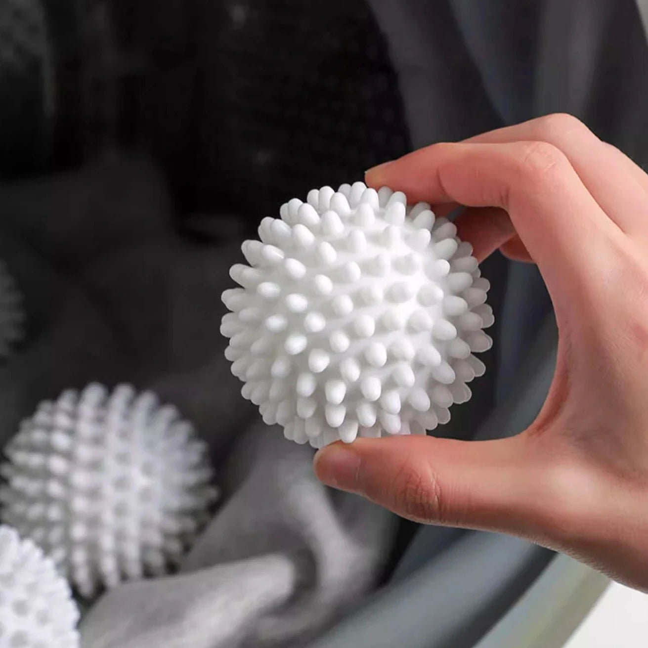 Efficient Anti-Winding Laundry Balls for Cleaner Clothes - Dyno Pixels